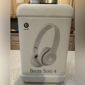 Beats Solo 4 Wireless Headphones - Light Gray
